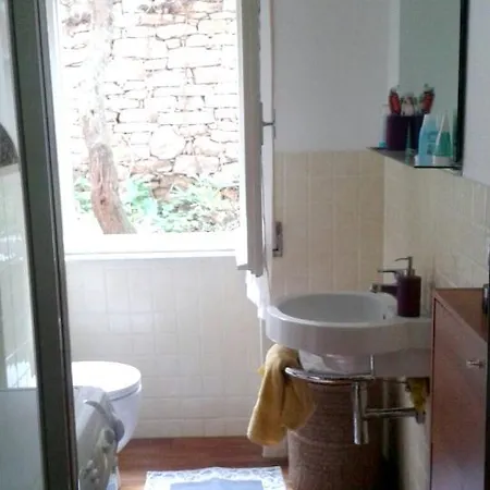 With 2 Bedrooms In Lago With Enclosed Garden 700 M From The Beach Apartman