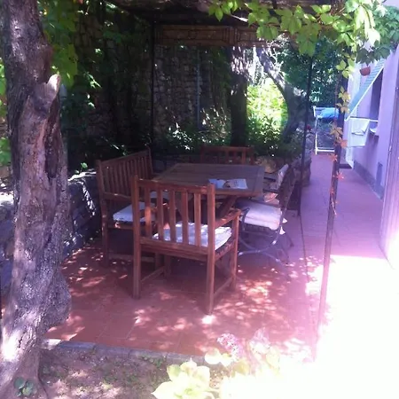 With 2 Bedrooms In Lago With Enclosed Garden 700 M From The Beach * Porto Venere